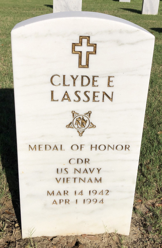 Gravesite marker image for clyde e lassen