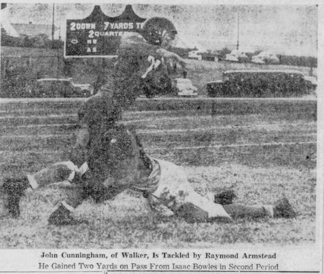 Armstead tackling an opposing player in a football game.